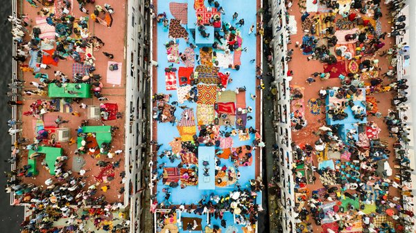 Guide Ultime de la Critique Théâtrale : Techniques Essentielles et Clés de Compréhension